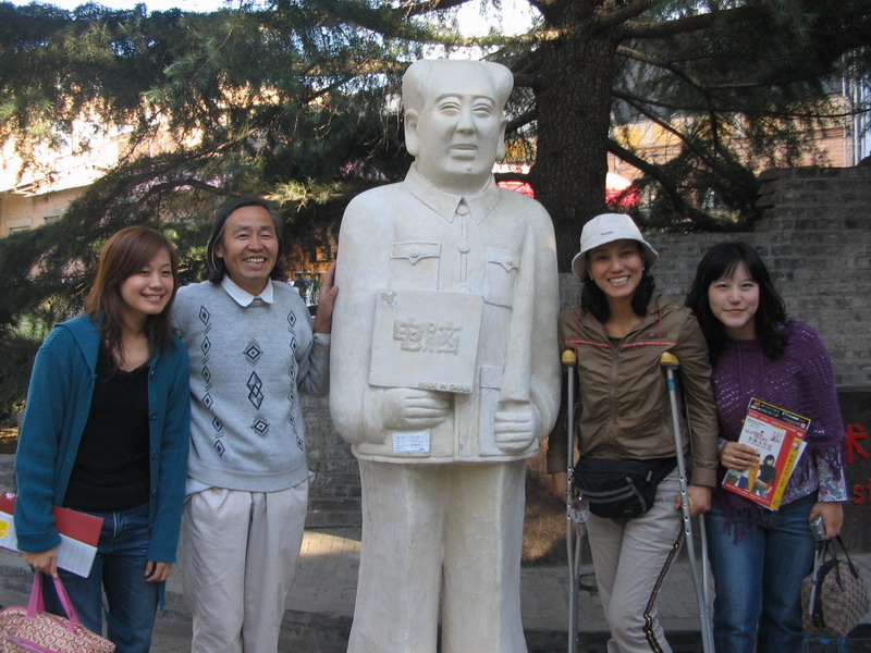 9月9日韩国留学生在毛主席雕像前合影留念